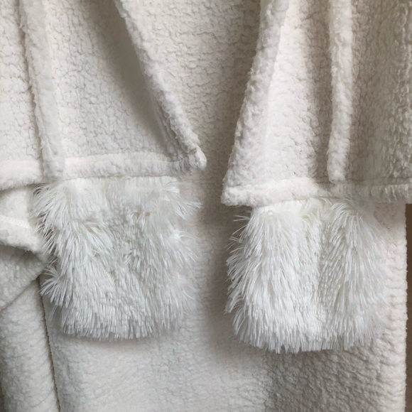 La Vie En Rose Polar Bear Shawl or Wrap NWT - Picture 3 of 16